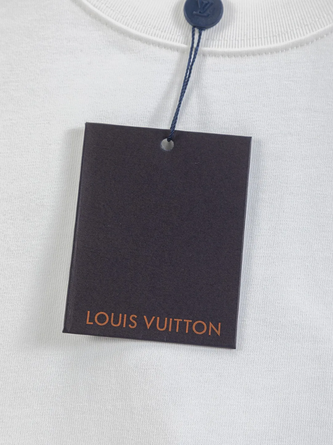 🅿️200 Louis Vuitton 1V LV lv slightly wide version S-XL LV 26ss new products are available at the counter simultaneously. Multiple craftsmanship. Classic simple letters on the chest🪡 embroidery. Simple letters on the back are hollowed out🪡 embroidery. Round neck short-sleeved T-shirt, same style for men and women! Consigned to one-to-one creation. Synchronized with the official website, pure cotton fabrics at the counter! It is close to the skin and comfortable, durable and easy to wear. It has a classic and simple logo design and meticulous original craftsmanship. Short-sleeves, a must-have item for men, do not appear to be the same for the general public, but must be unique and eye-catching. This LV short-sleeve is all about quality, comfort, the same shape and fashion as always, including fabrics and cutting techniques. All of them have been made with great effort! 320 grams of washed pure cotton fabric, pure cotton is breathable, very refreshing and comfortable for daily wear. The rib knitting on the neckline is smooth and tight, and the neckline will not be skewed if you toss it at will. The loose version, you will find that it looks really good on the upper body. The overall is minimalist and neat, super versatile for daily use! Pair it casually with a pair of pants for a youthful look. A T-shirt will make your outfit crazy. It is a fashionable item that can never go wrong! Color: Black White Size: S-XL Size chart: S: Shoulder width 50-Bust 56-Length 70 M: Shoulder width 52-Bust 57-Length 72 L: Shoulder width 54-Bust 59-Length 74 XL: Shoulder width 56-Bust 62-Length 76